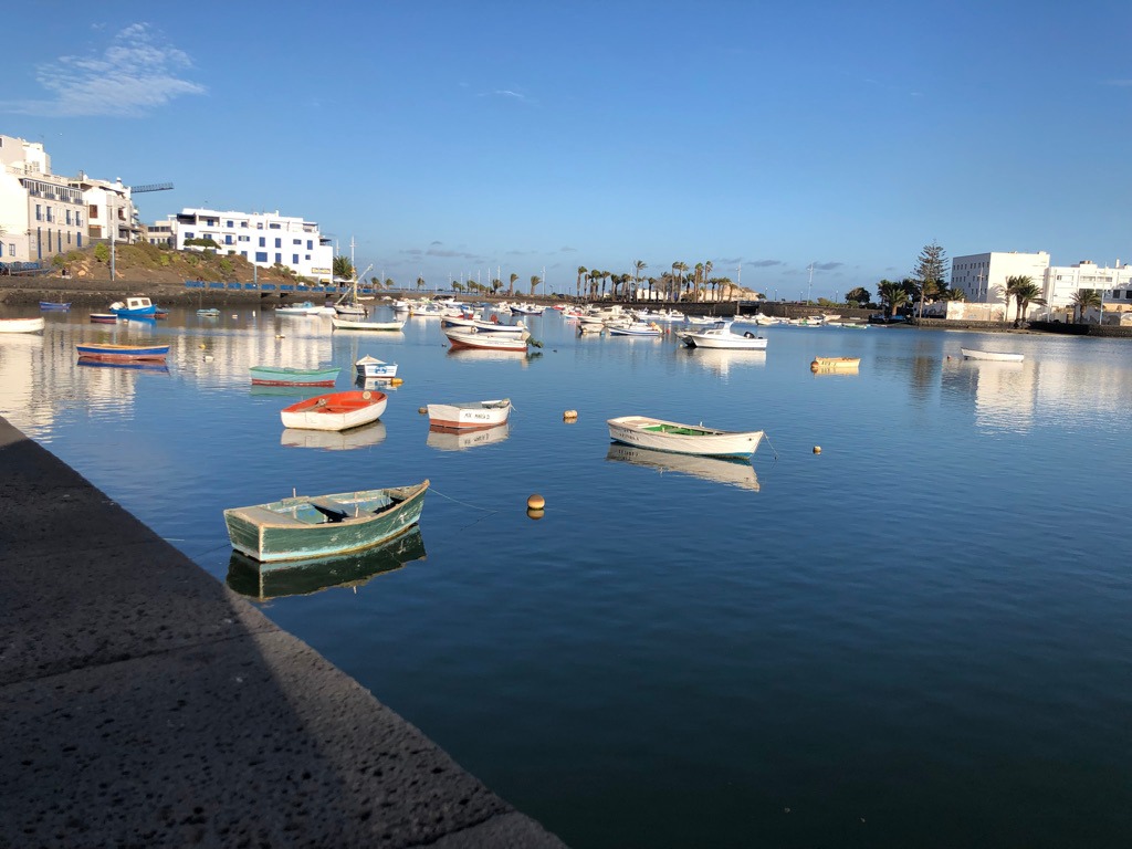 Das Bild zeigt den Charco de San Gines in Arrecife auf Lanzarote. Der Charco ist eine natürliche Lagune im Herzen der Hauptstadt Arrecife. Kleine Boote liegen im Charco vor Anker.