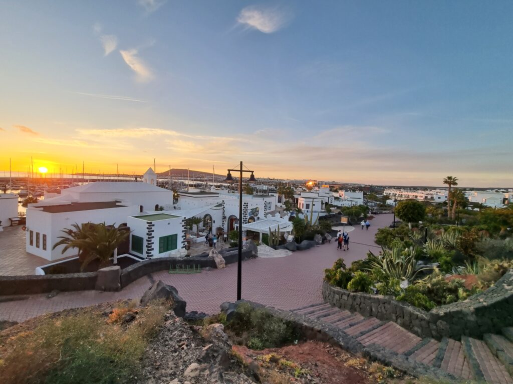 Das Bild zeigt die Marina Rubicon in Playa Blanca auf Lanzarote. Der kleine Yachthafen lädt mit seiner hübschen Promenade zum bummeln ein. Es gibt viele Geschäfte und Restaurants.